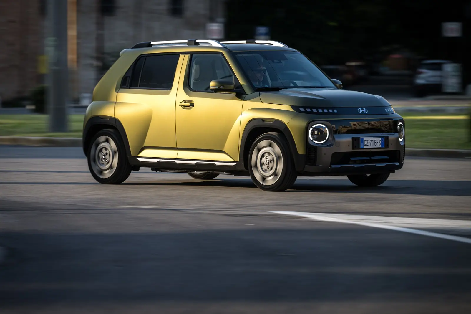 Hyundai INSTER Cross: viaggio tra i giardini all'italiana e mobilità elettrica