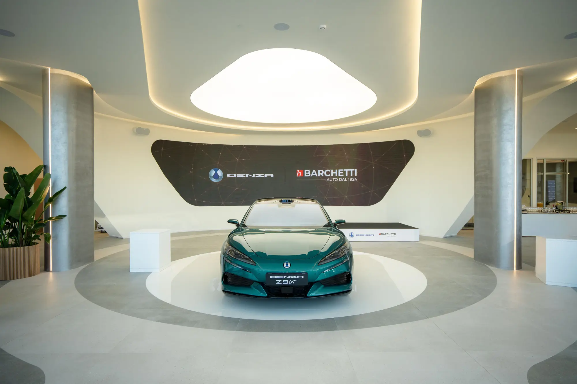 Denza apre il primo showroom italiano a Bologna e annuncia la stazione di ricarica più veloce al mondo