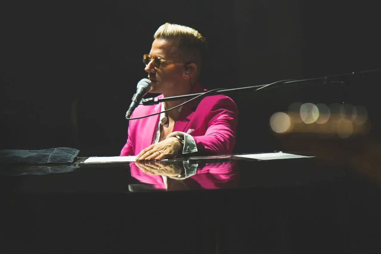 Matthew Lee porta il suo tour pianistico dalle notti anni '20 al futuro